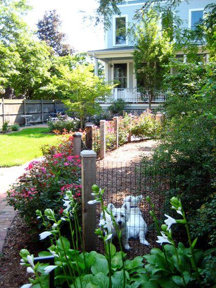 Design a pet-friendly retreat within your front yard landscaping for your furry family ​members