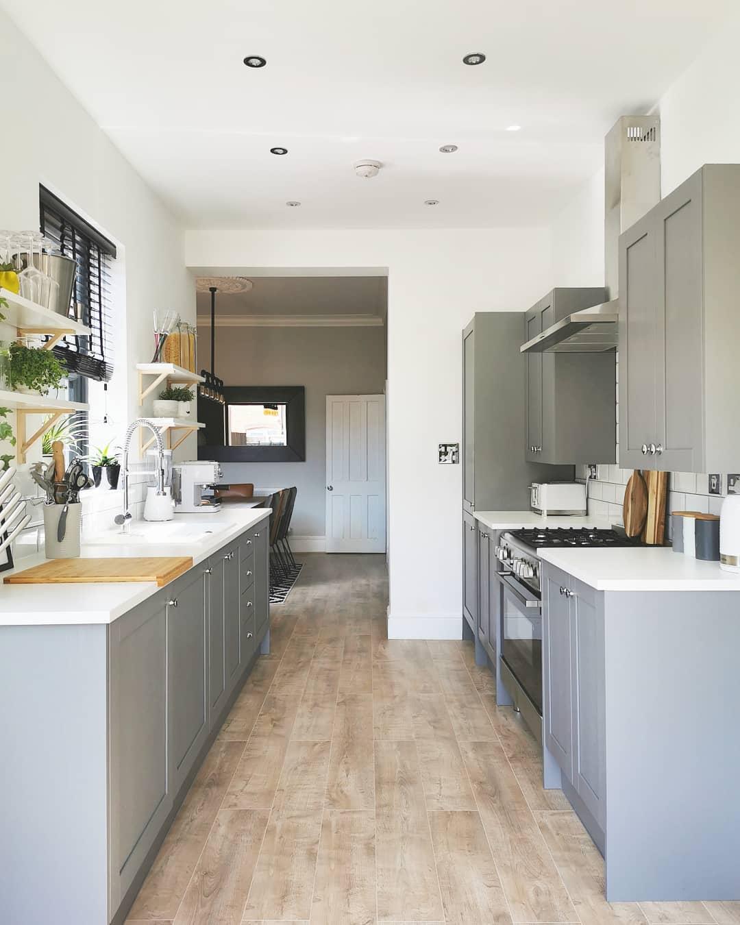 Choose open cabinetry​ for ‌a more spacious look ‍in your galley ​kitchen