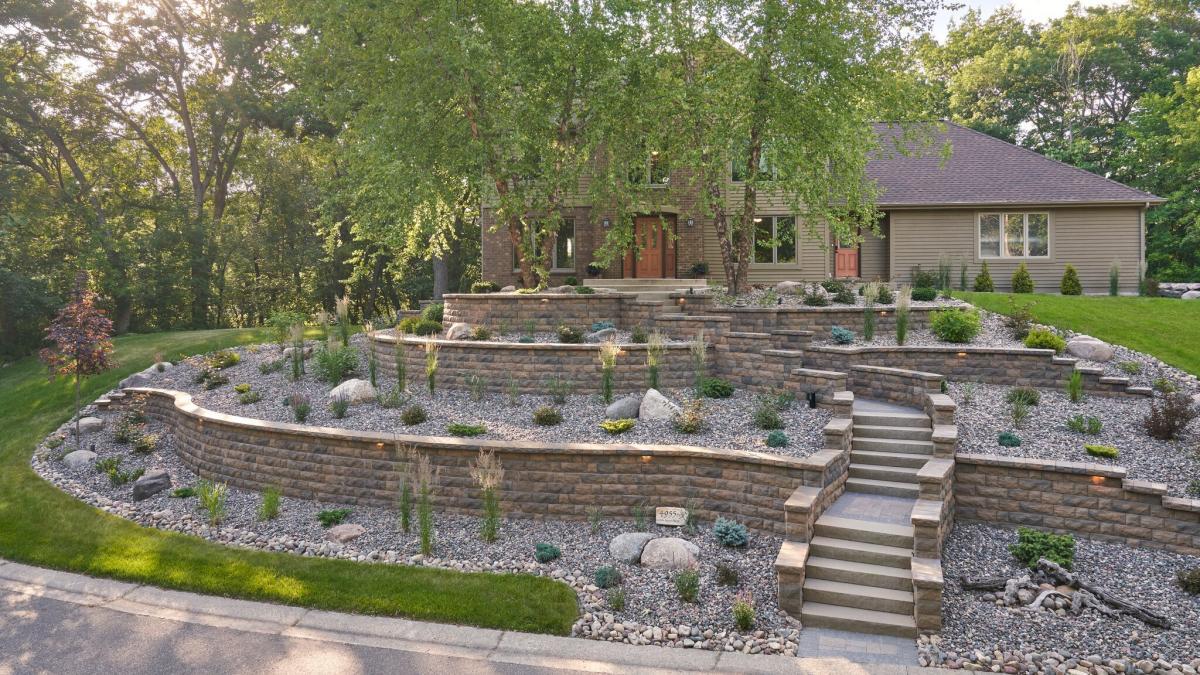 Create tiered‍ levels​ in⁢ front ​yard landscaping to ​add depth and ​dimension