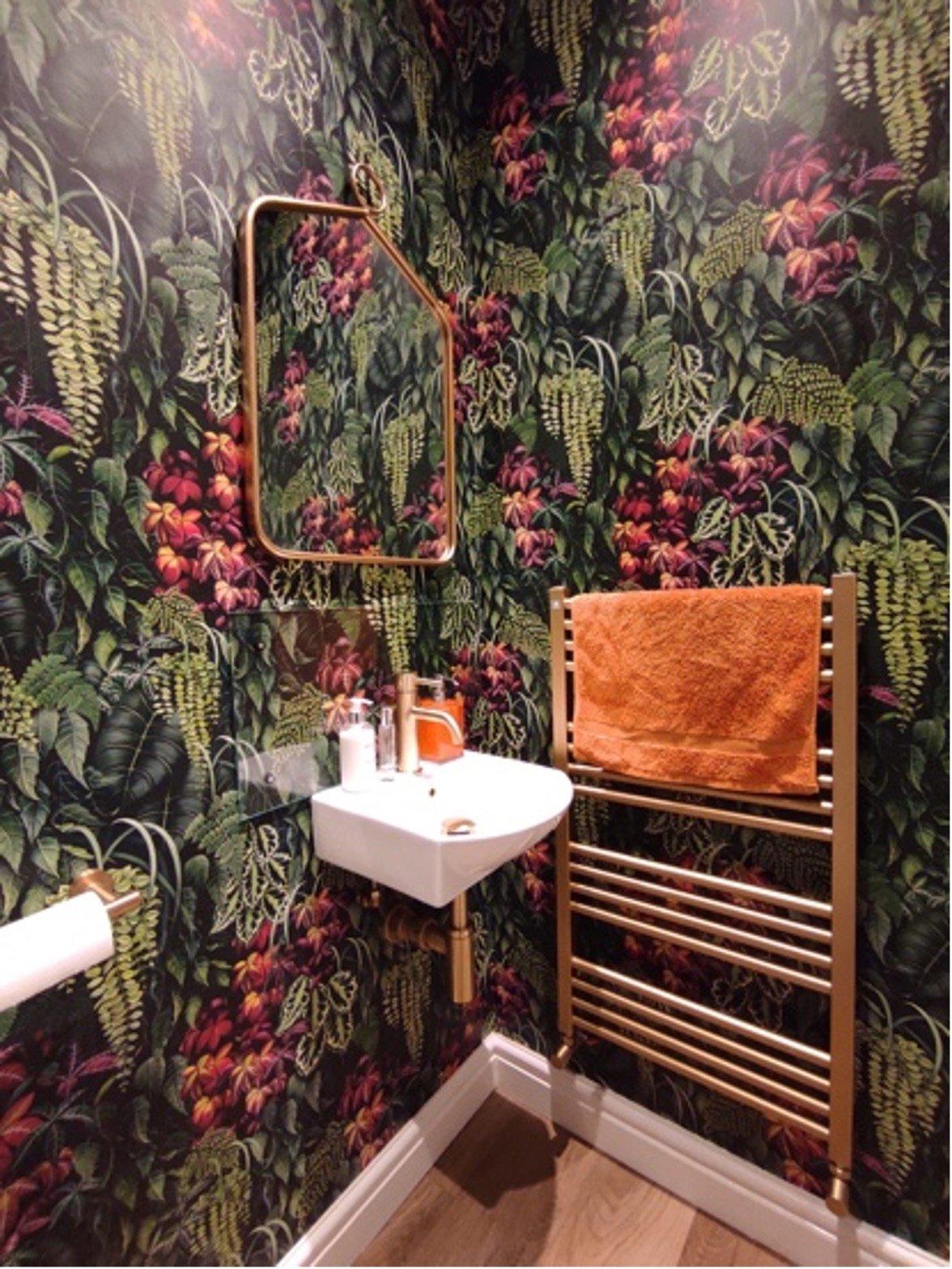 Bold wallpaper‍ patterns breathe new⁤ life into ​your ⁢bathroom space