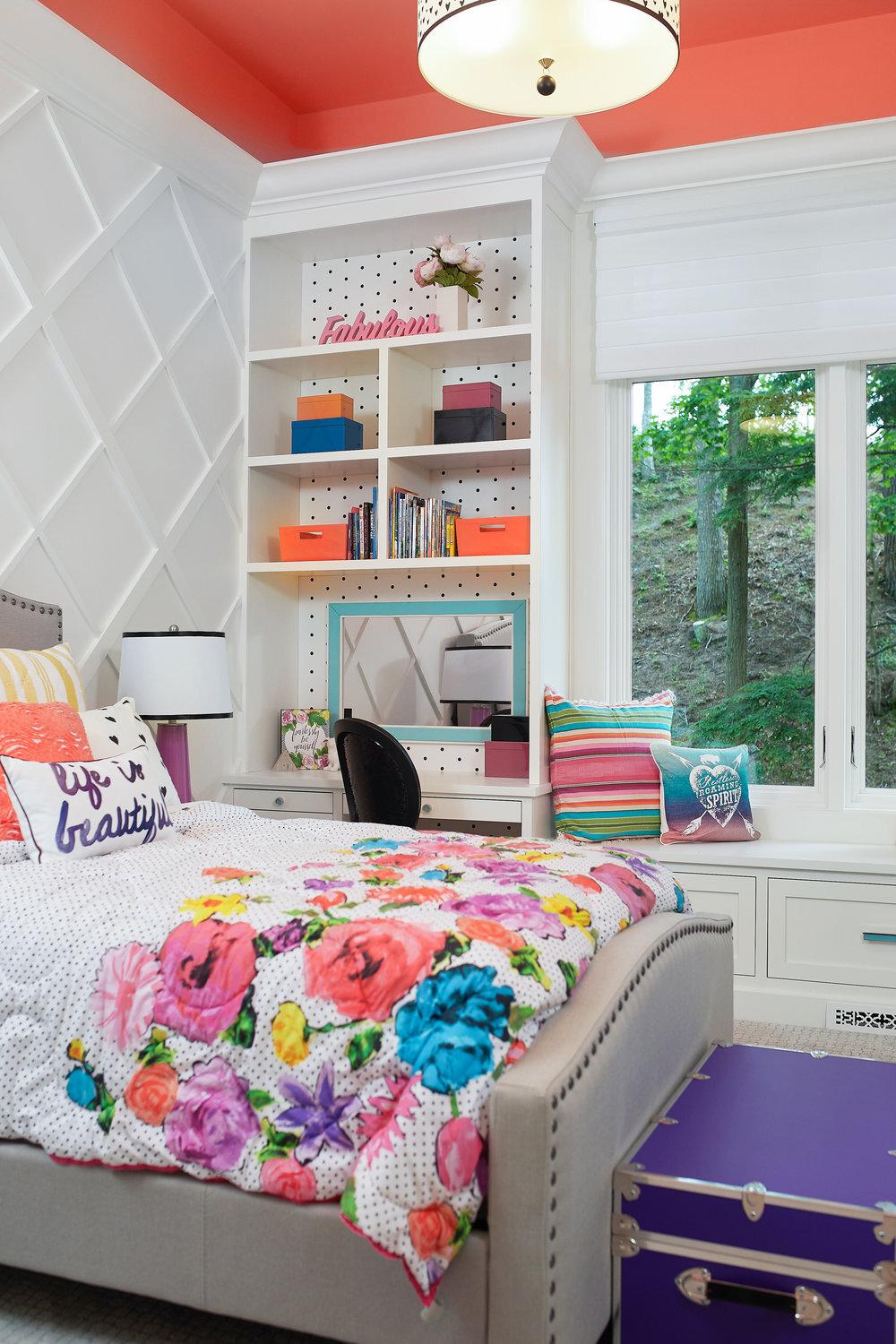 Mix patterns and textures: Combine cushions and rugs ⁢for a vibrant‍ teen ⁢girl bedroom style