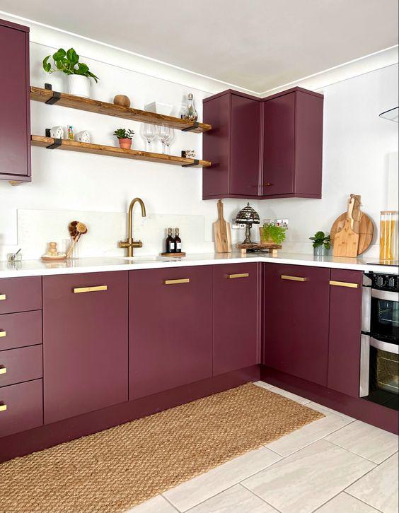 Choose elegant hardware in brushed⁤ gold to complement your burgundy kitchen style