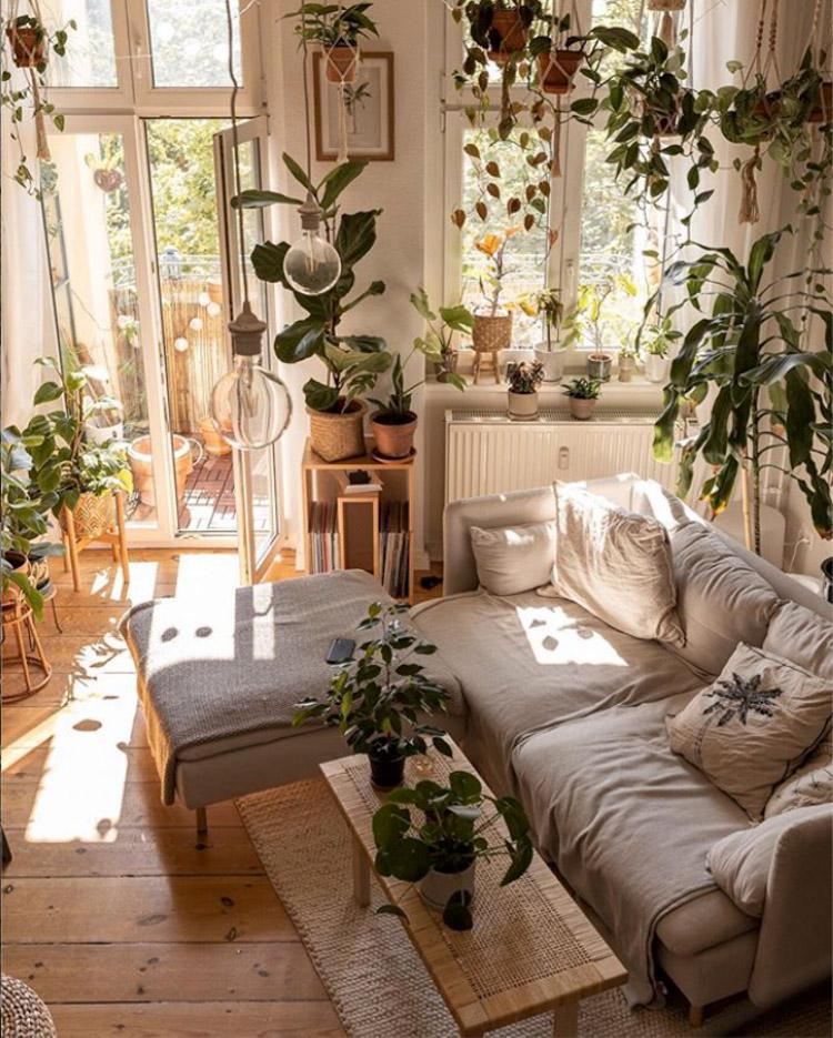 Add lush ⁣greenery⁣ with houseplants for a fresh vibe in your ​Boho Living Room