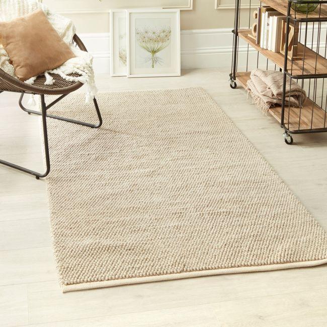 Use woven rugs to add warmth and comfort to your ‍Earthy Living‌ Room