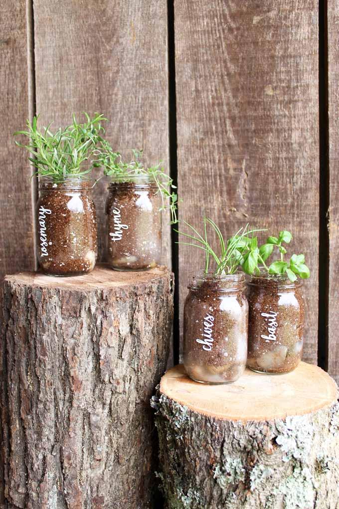 Display ‍mason jars ⁢filled with fresh herbs for ‌an inviting Farmhouse Kitchen vibe