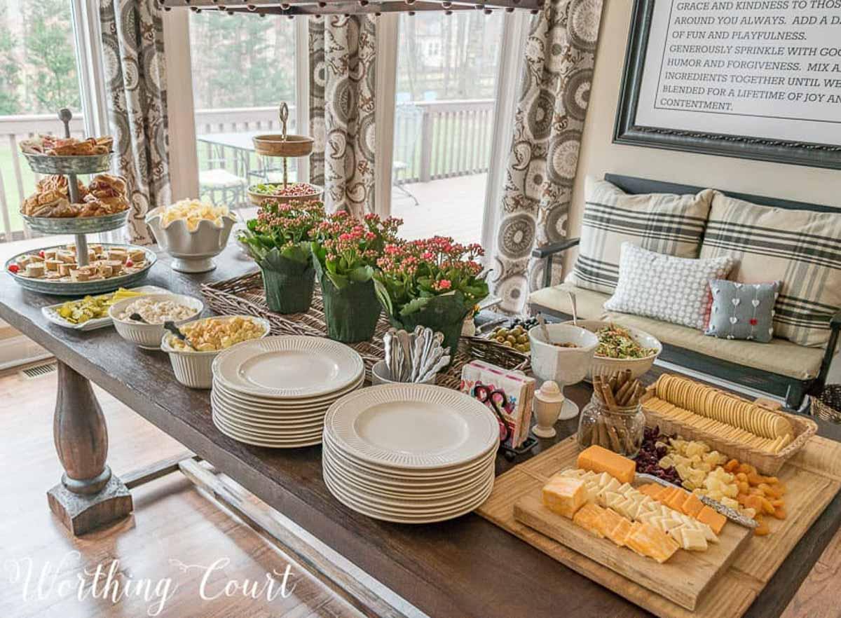 Use decorative⁣ trays to organize essentials in your eat-in kitchen