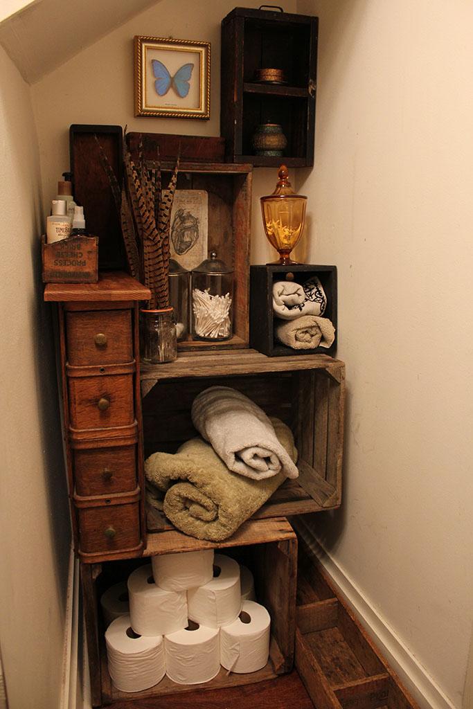 Vintage wooden crates for​ stylish towel and storage solutions in farmhouse bathrooms