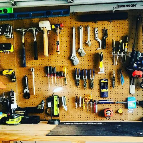 Install a pegboard wall for a customizable​ organization⁣ solution in the teen bedroom