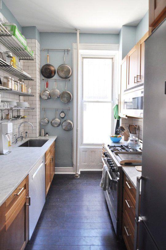 Hang pots​ and ⁢pans overhead for an organized galley kitchen vibe