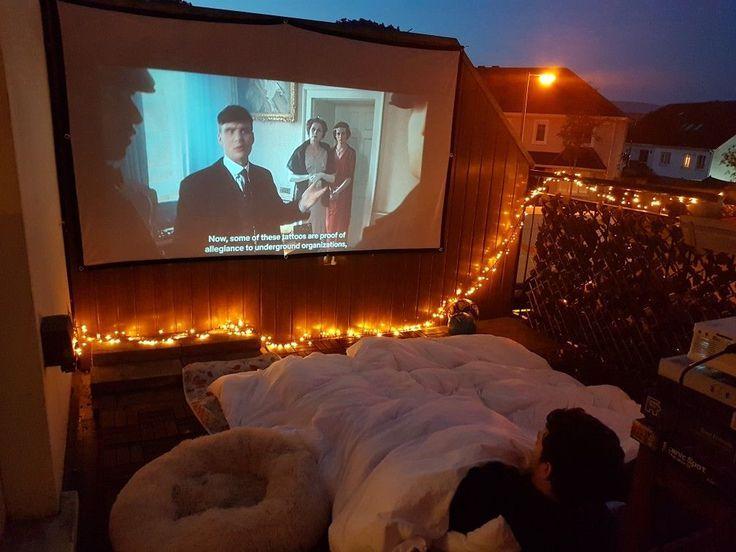 Outdoor cinema:‌ Install a​ projector ⁤for ⁤movie nights in⁢ your ⁢balcony design