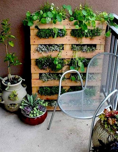 Hang a‍ pallet garden on your balcony for⁢ a refreshing touch of‌ greenery