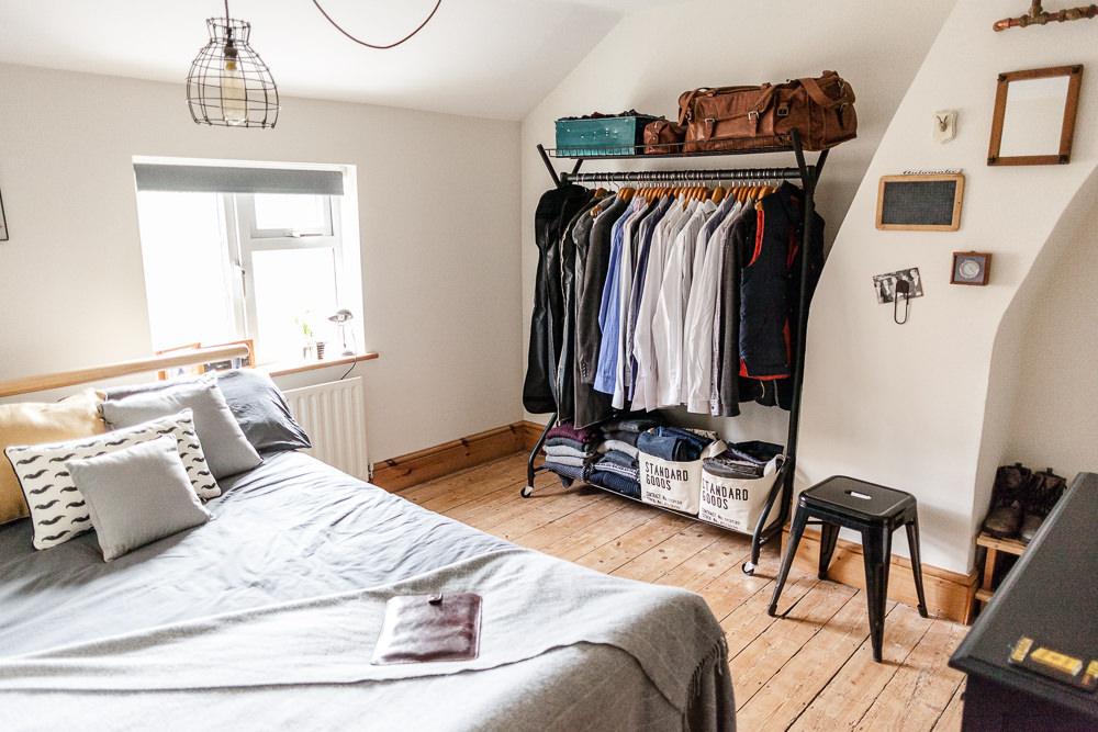 Curate a​ capsule wardrobe stored⁤ neatly in your⁣ minimalist bedroom