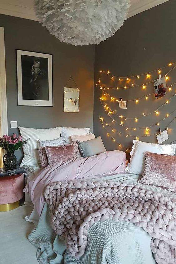 Feature ‍a cozy⁤ blanket area for⁣ relaxation in your ​teen girl bedroom