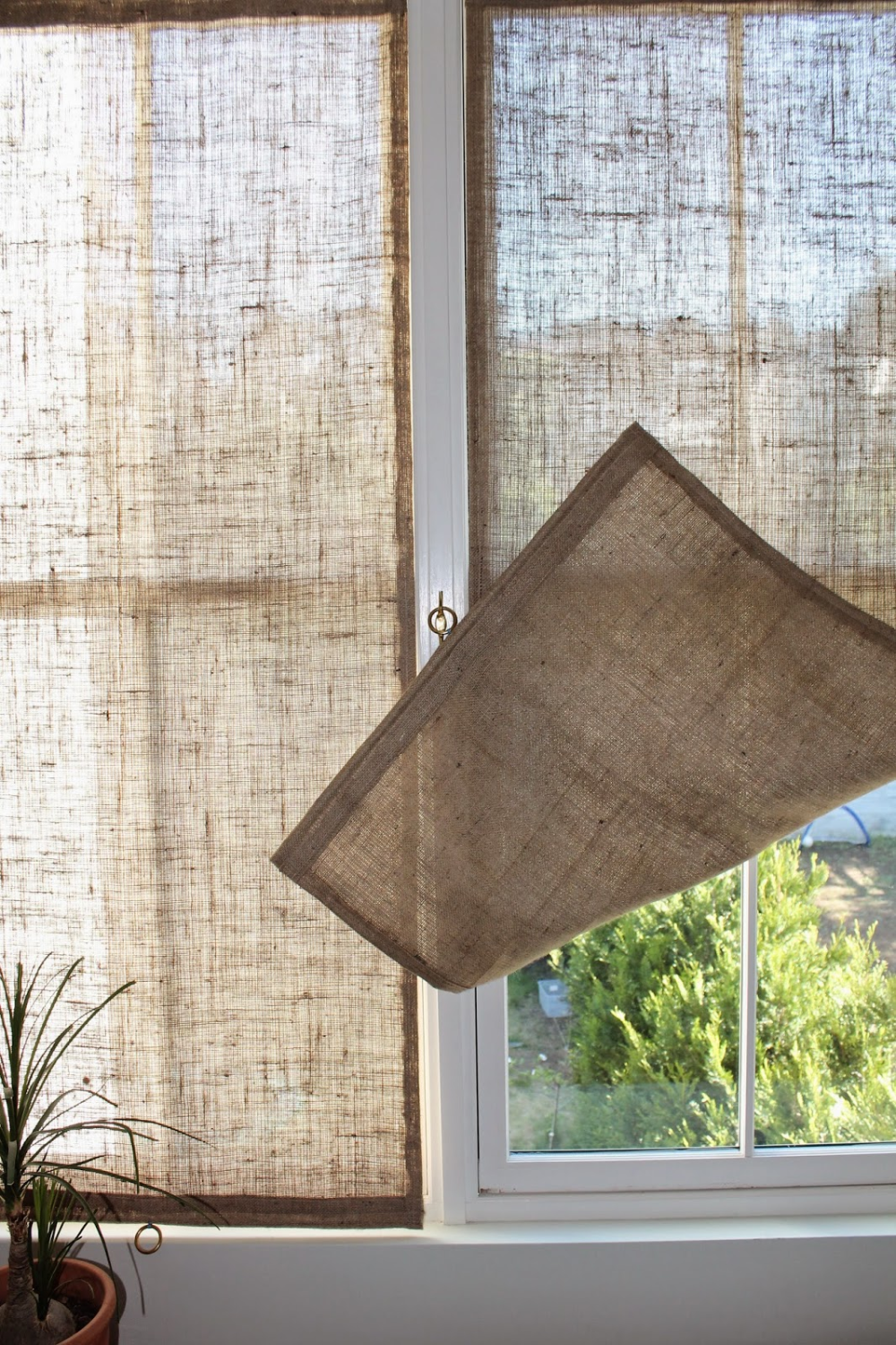 Design your home with burlap curtains