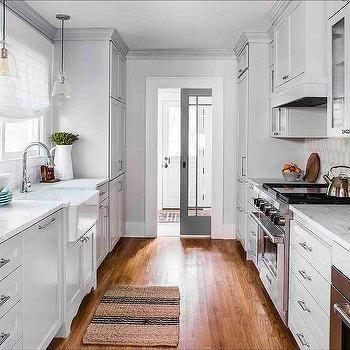 Opt for​ a farmhouse sink for a stylish focal point in your Galley Kitchen