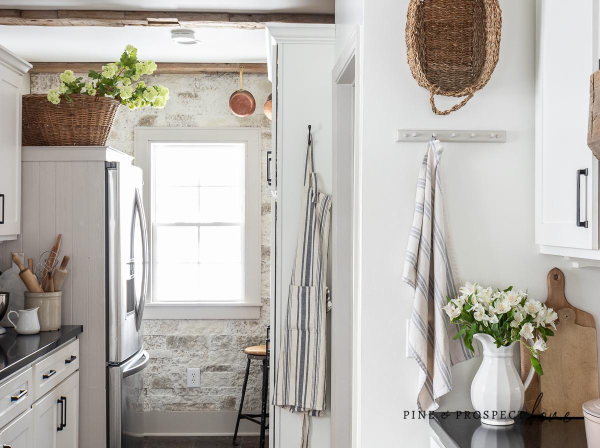 Hang art or photos to personalize your galley ⁣kitchen ‌without sacrificing ⁣space