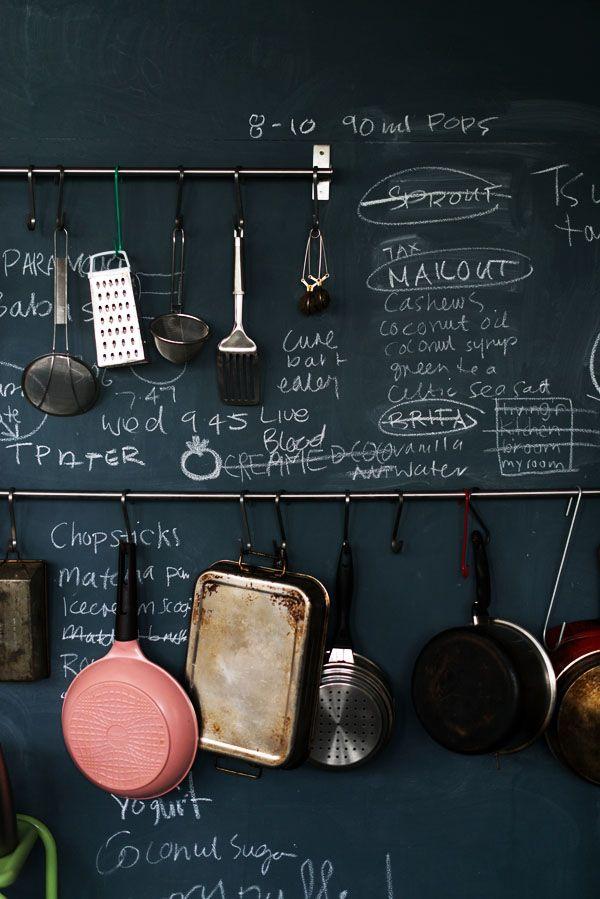 A chalkboard wall ​invites ⁤creativity in your farmhouse kitchen