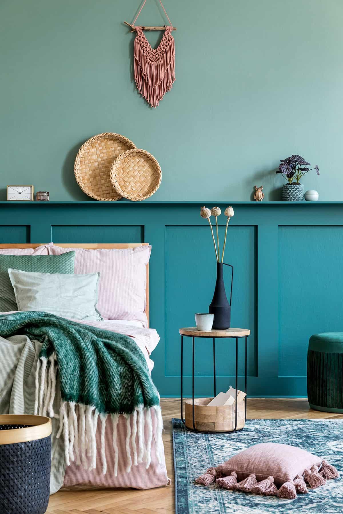 Color-blocked ​bedroom: Use bold hues ‌to define spaces⁤ and energize