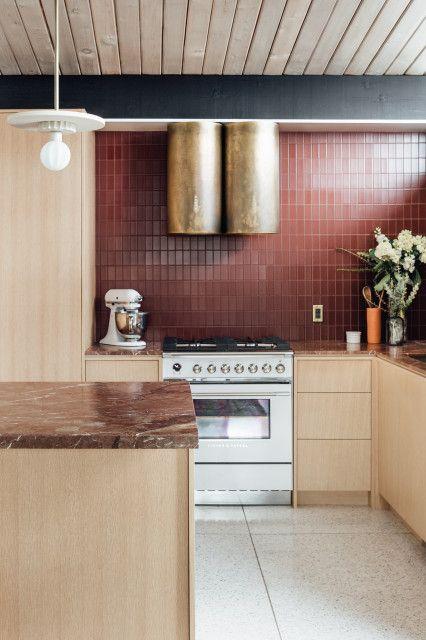 Create ⁢a⁣ focal point with an eye-catching‍ oven​ hood in ⁤your Burgundy⁣ Kitchen