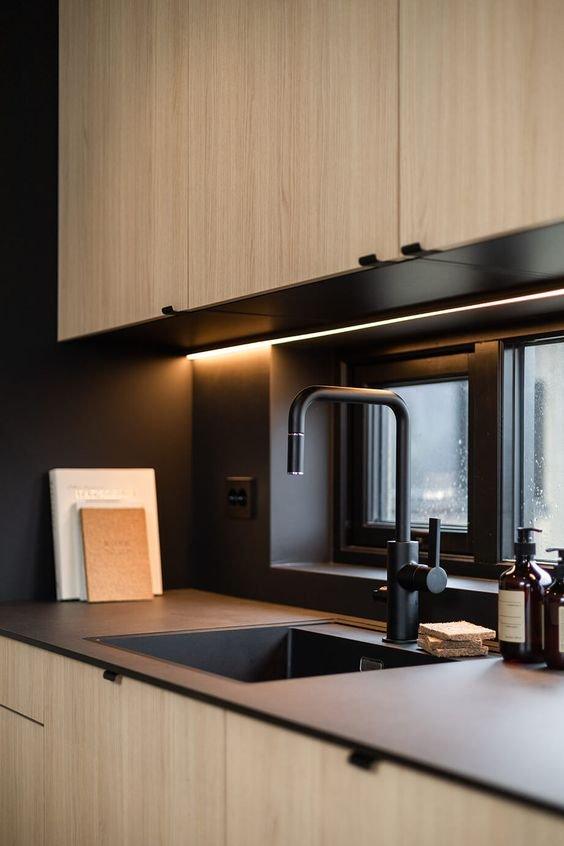 Mixed materials like wood⁢ and ​metal ​create ‍dynamic contrasts ‌in ⁤kitchen spaces