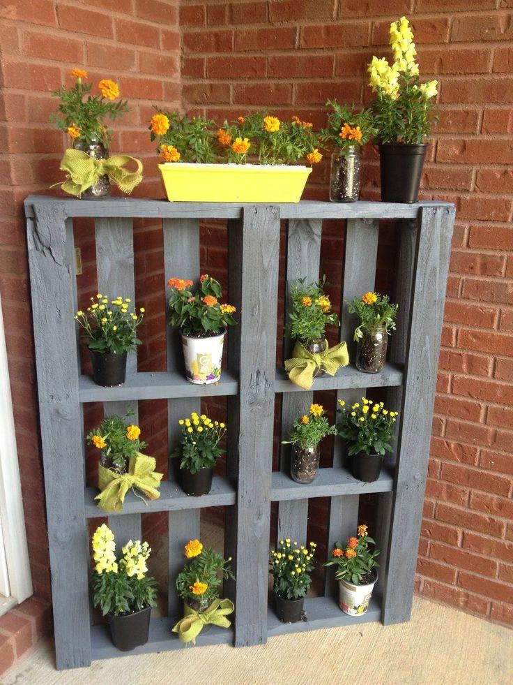 Vertical pallet‍ garden for maximizing ⁢small spaces ​while⁤ showcasing vibrant‍ flowers