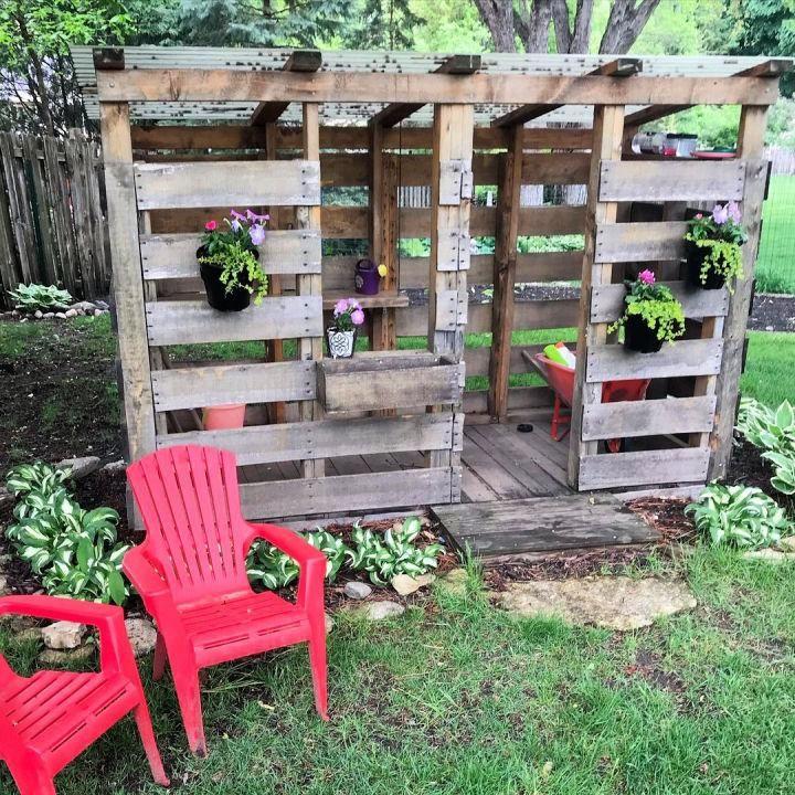 Use pallets⁣ to create a charming⁢ play area integrated with a pallet garden