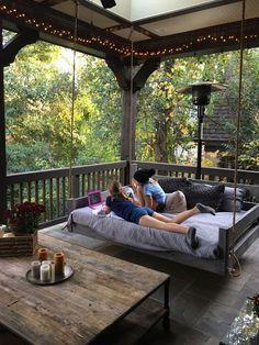 Transform your screened‍ porch into a cozy reading nook with plush cushions and bookshelves