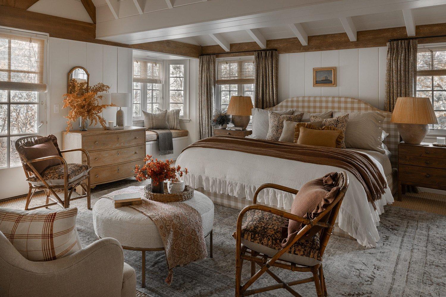 Farmhouse Feel: Embrace cozy charm⁢ in a ⁣rustic, ‌inviting bedroom