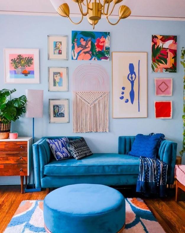 Use vibrant colors to​ create a lively and inviting eclectic living room atmosphere