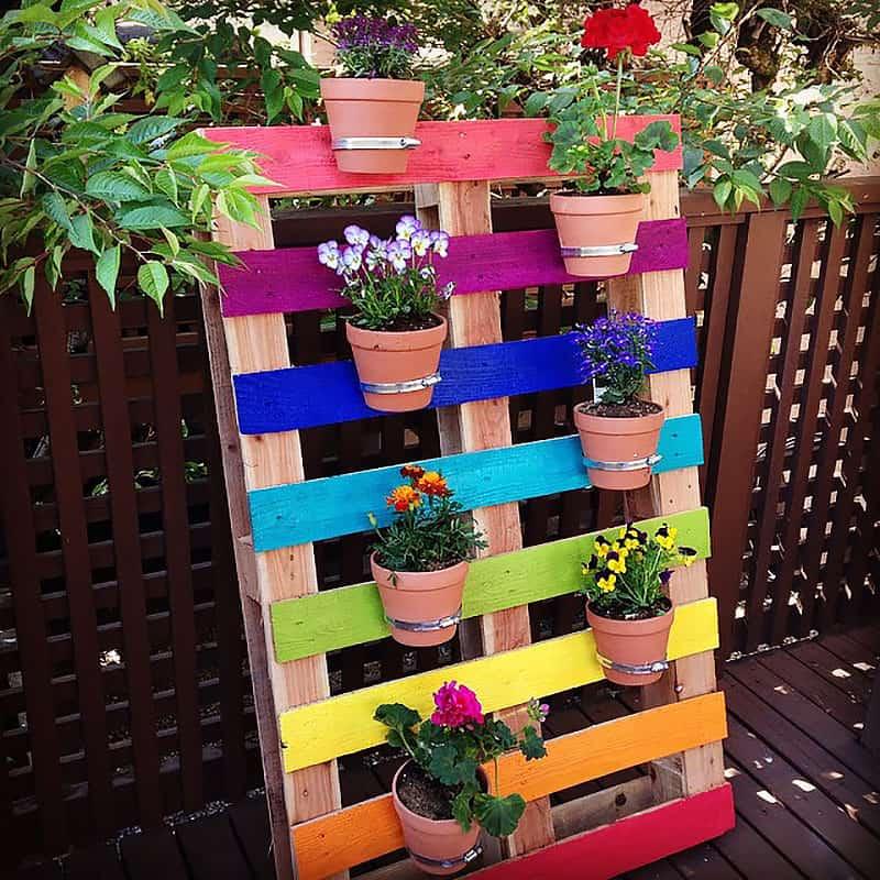 Use painted pallets as colorful backdrops in‍ your charming pallet garden design