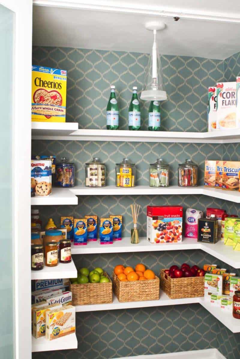 Organize pantry essentials for⁢ a clutter-free eat-in kitchen experience