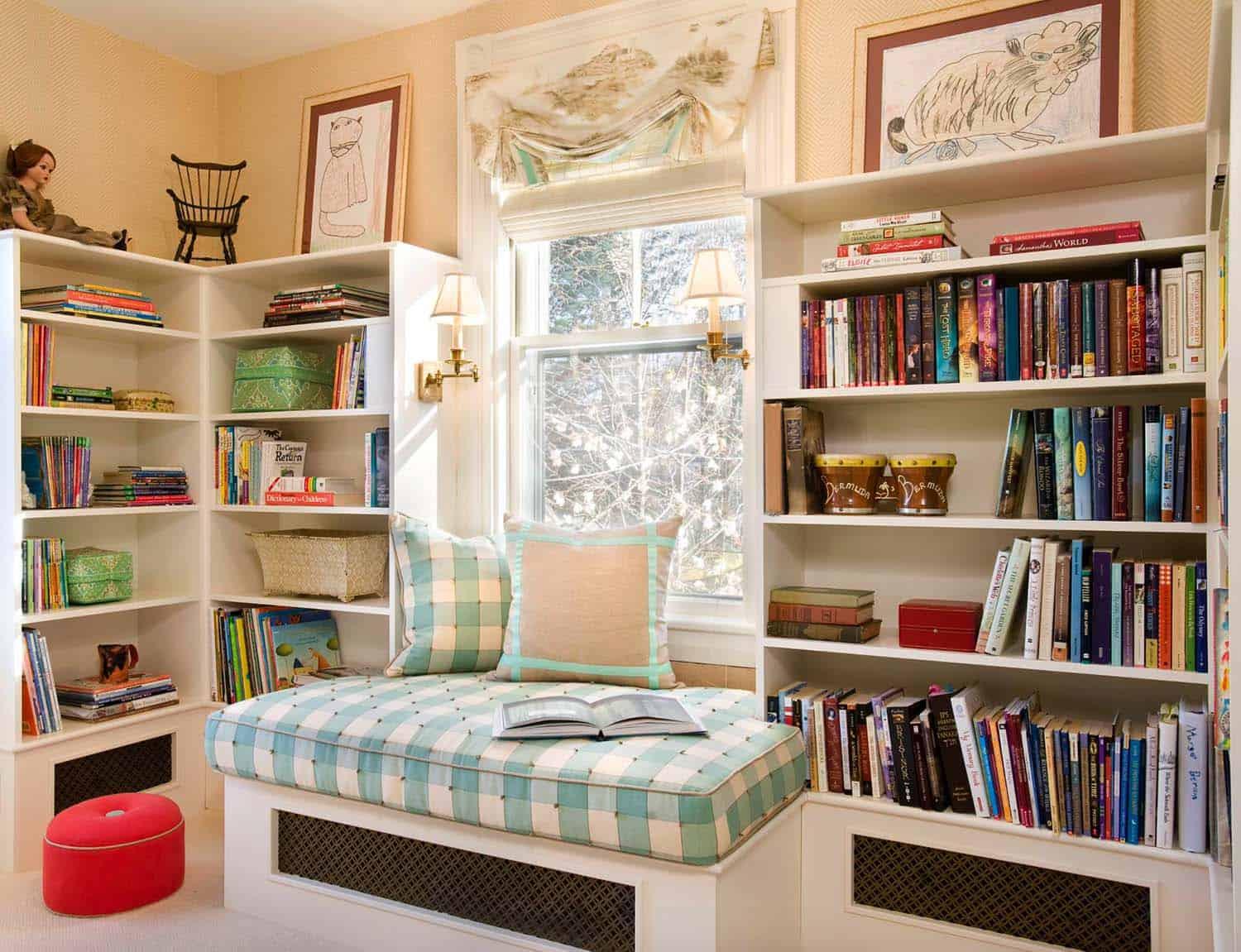 Add a cozy reading nook with ‌plush ​cushions ⁣in ⁢your Teen Girl ​Bedroom