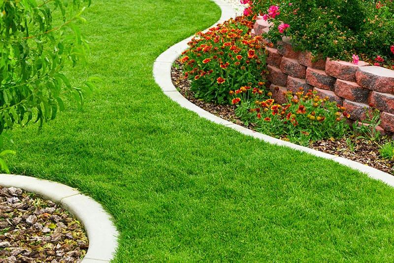 Use decorative stones‍ for unique borders⁣ in your front yard landscaping