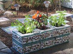 Design an artistic mosaic pallet garden for a stunning focal point in ⁤your yard