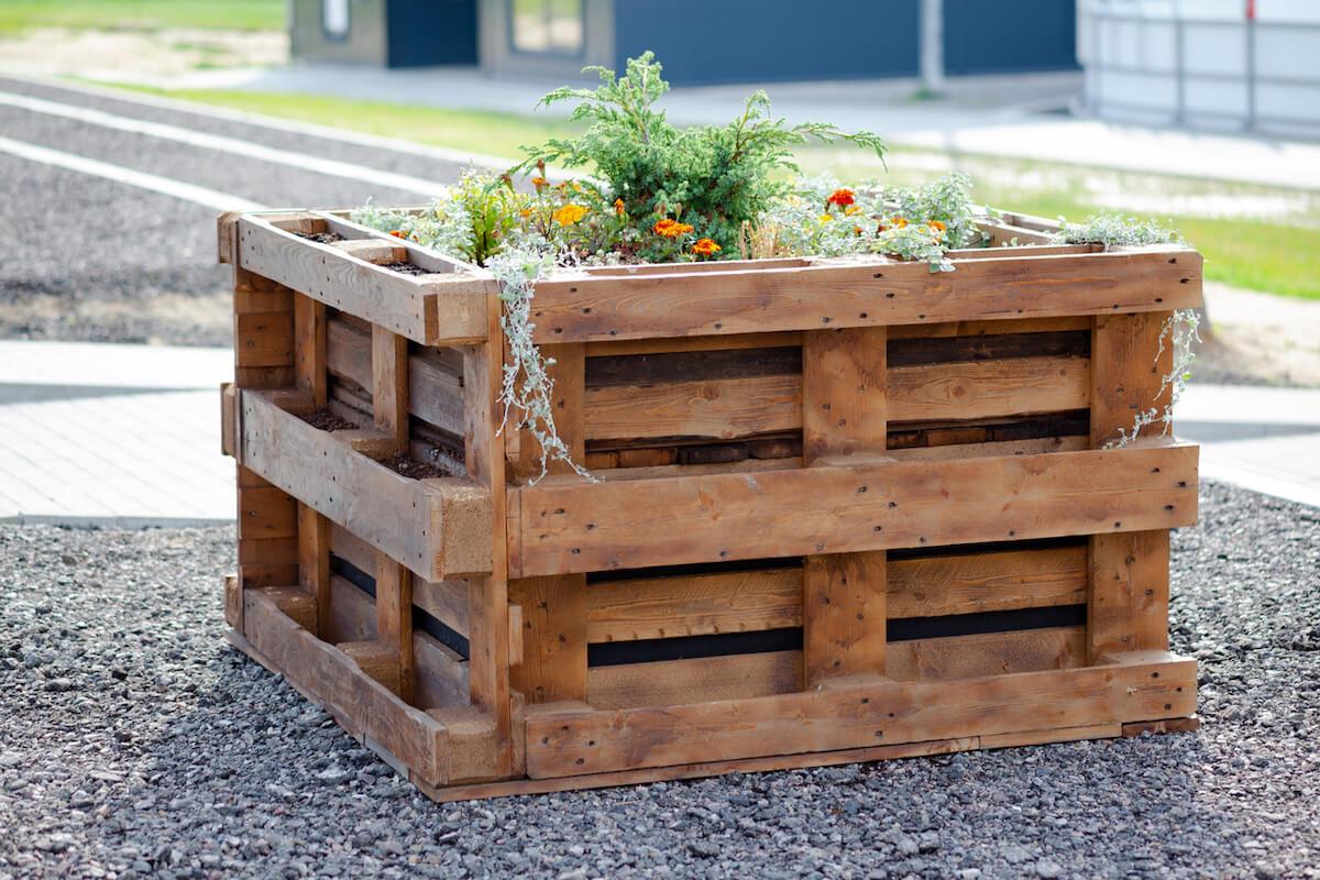 Use a⁣ weathered Pallet Garden to evoke⁣ a​ charming, rustic vibe in your yard