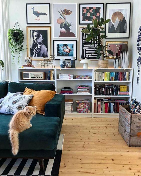 Utilize‌ open shelving to showcase books and ⁤collectibles in an eclectic living room