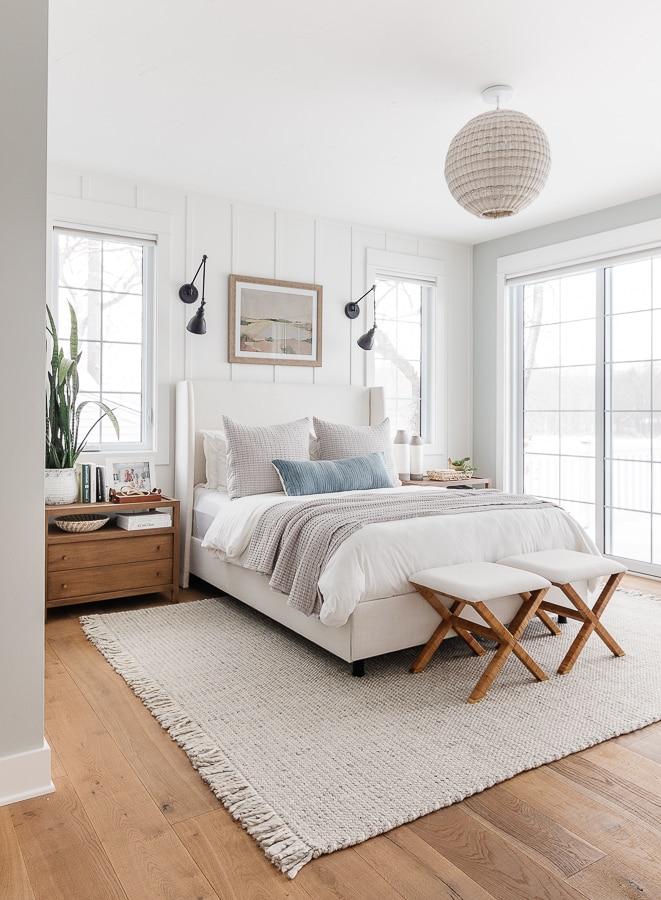 Coastal Bedroom: Bring the beach indoors with soft blues⁢ and whites