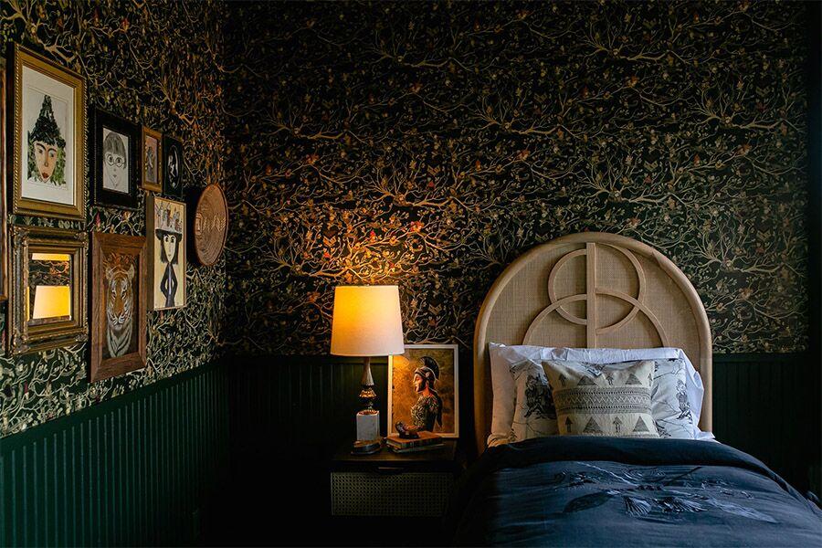 Dark Academia⁣ Bedroom: Evoke mystery with rich colors ‍and vintage literature