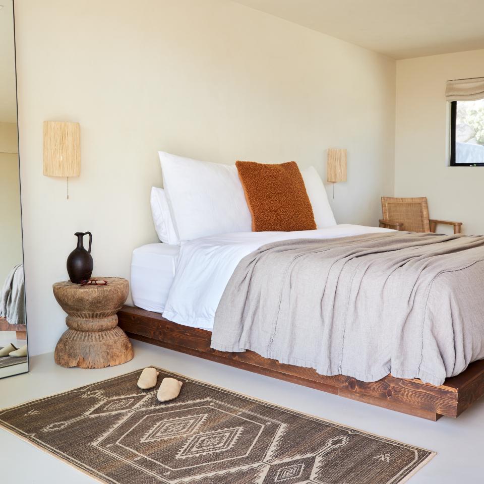 Select a tranquil rug to ​cozy‌ up⁢ your‍ Minimalist Bedroom