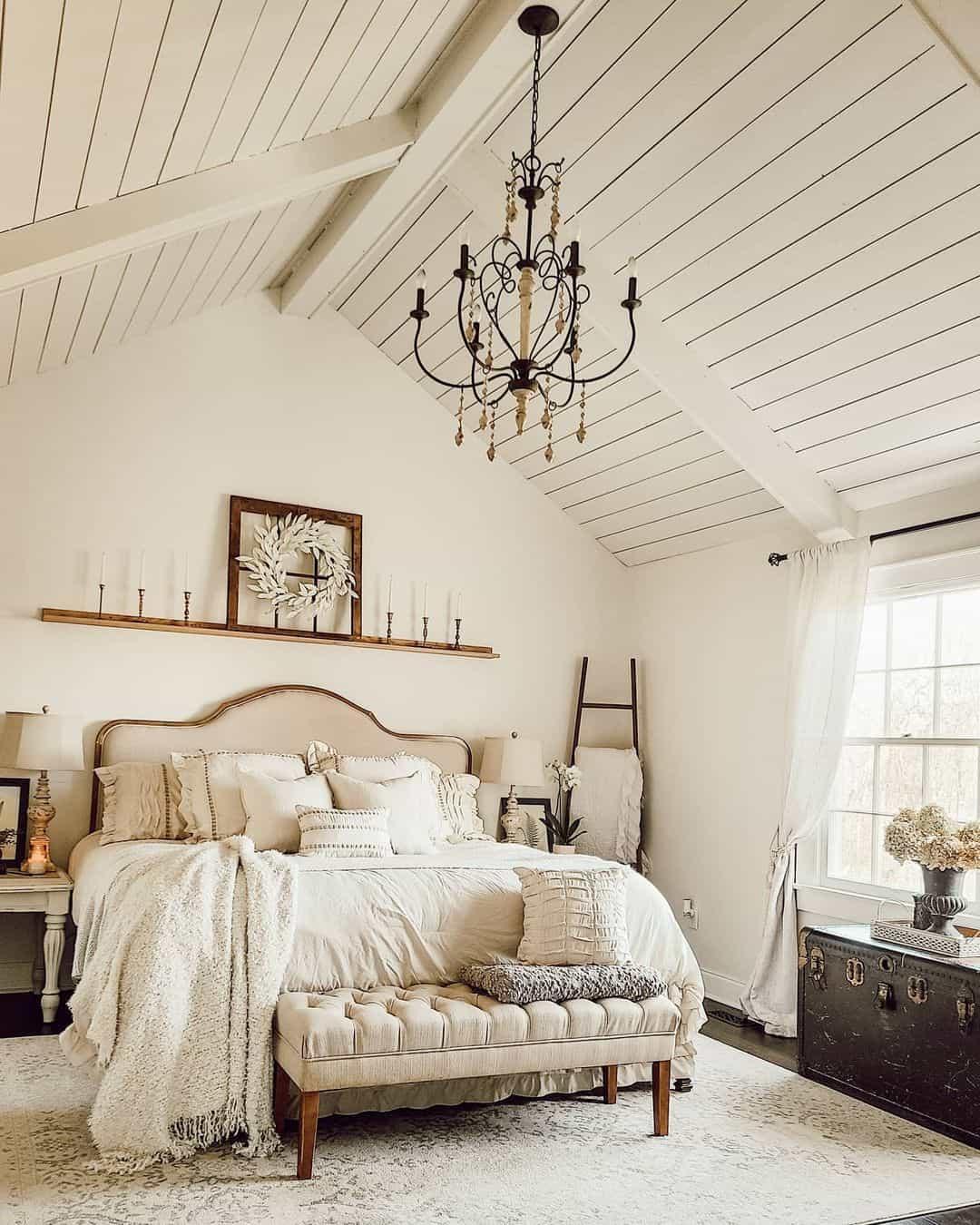 Farmhouse Bedroom:⁢ A charming retreat with shiplap⁤ walls and vintage finds