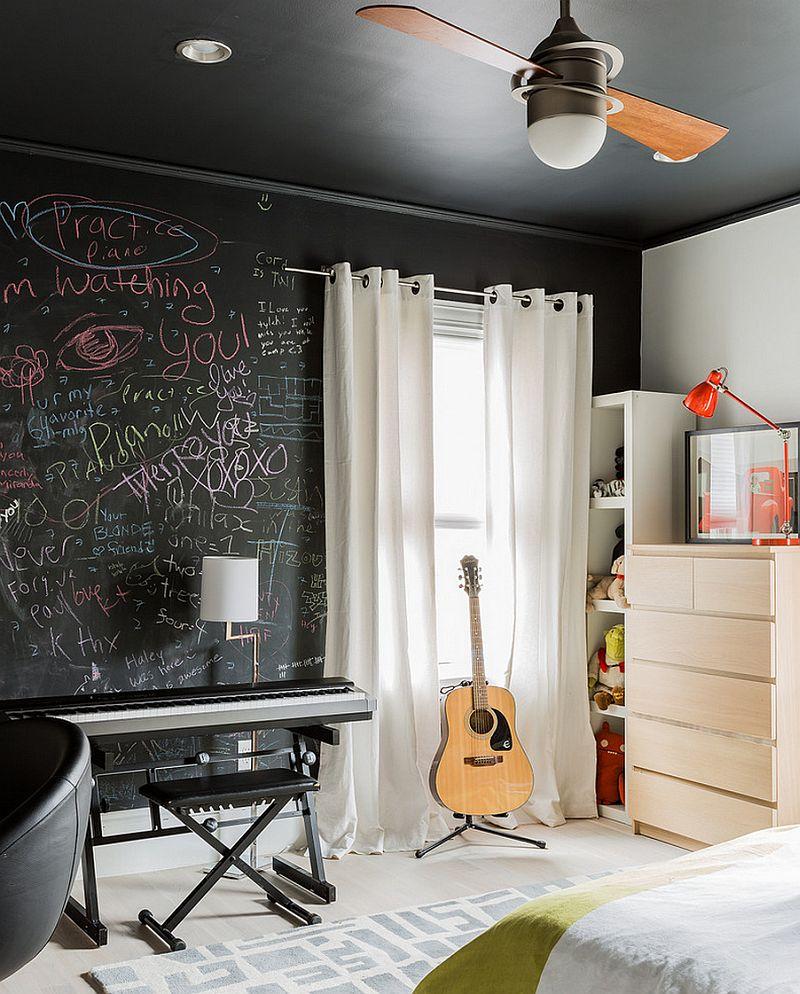 Introduce a​ chalkboard wall for notes and doodles in the⁢ teen bedroom