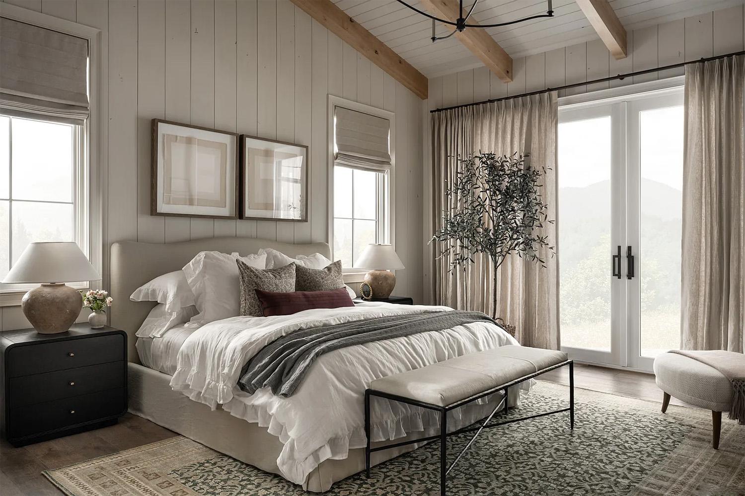 Farmhouse ‌Bedroom: Create warmth with rustic furnishings‍ and warm color palettes