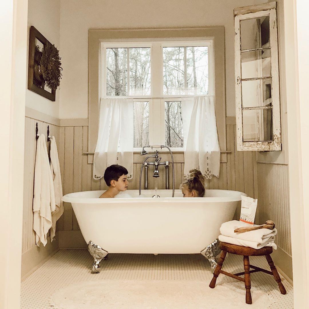 Choose a⁣ clawfoot​ bath for timeless elegance in Farmhouse Bathrooms