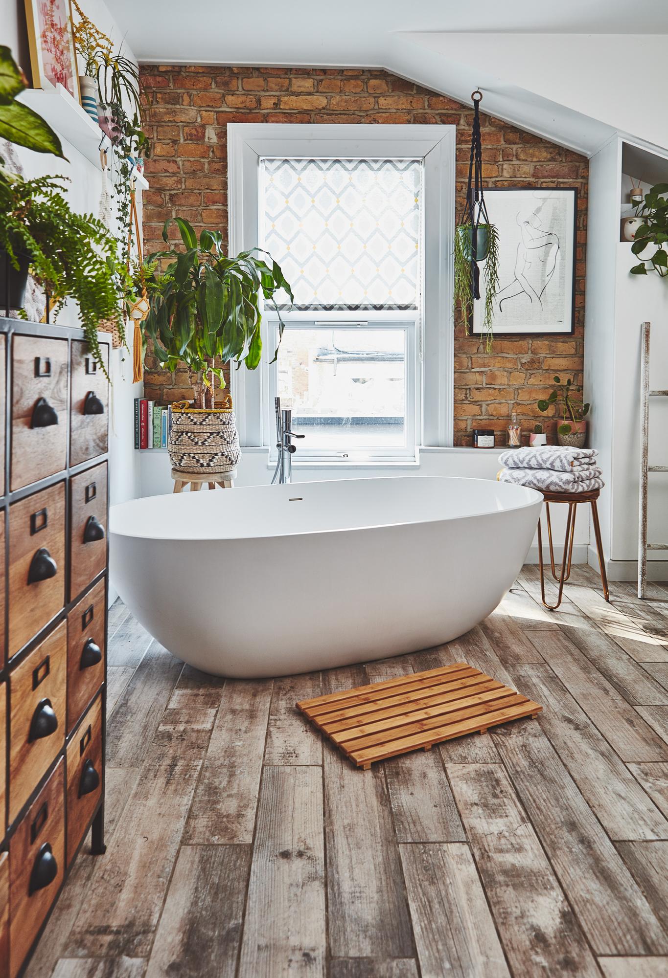 Combine rustic⁢ elements ⁢with sleek finishes in ‌your eclectic bathroom