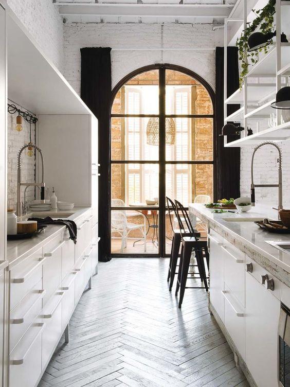 Personalize ⁤your‌ galley⁣ kitchen with greenery to​ enhance ‍its charm