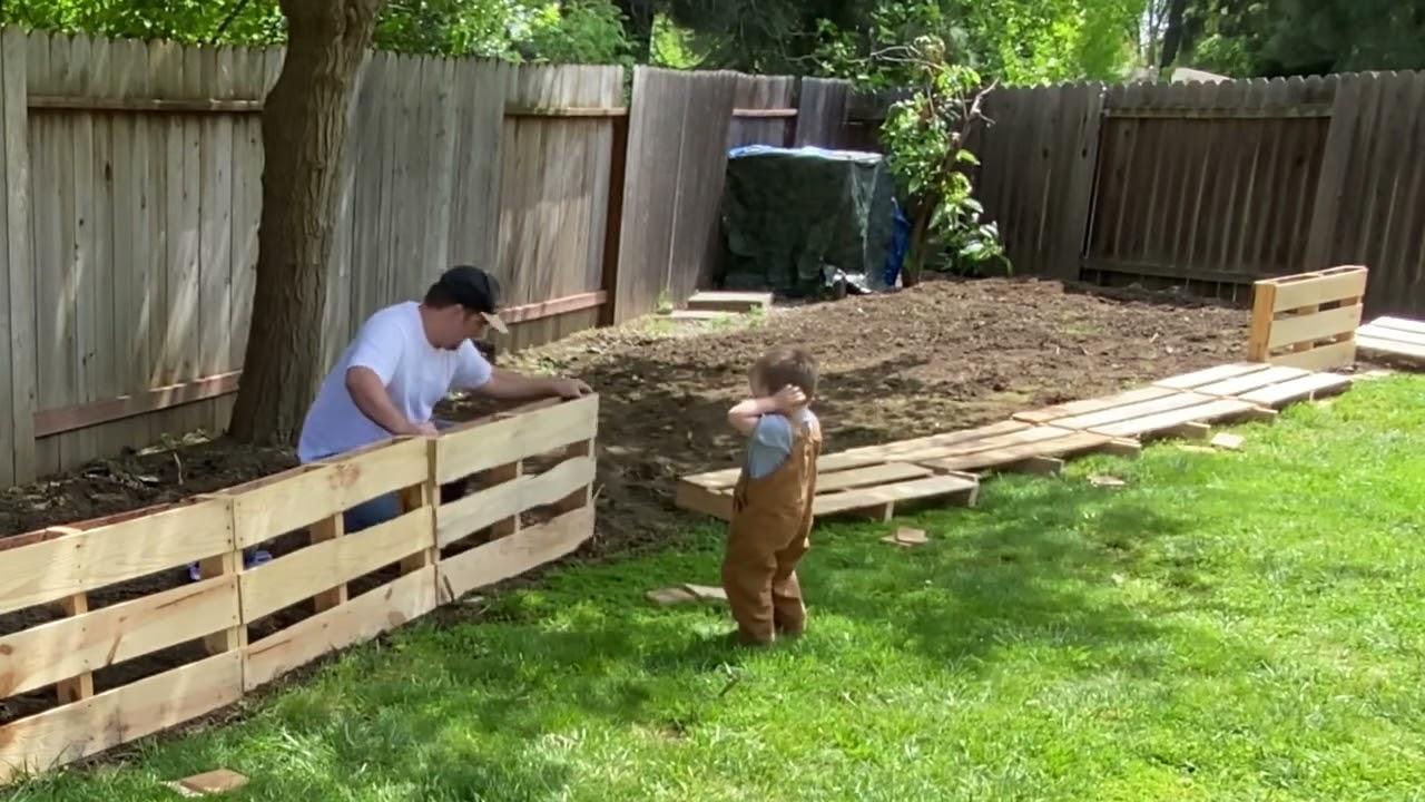 Pallet Garden⁢ Fence: Use pallets creatively to fashion a whimsical ‍garden fence or screen