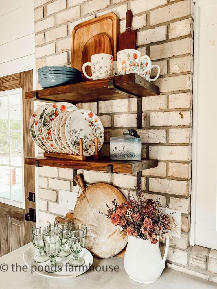 Use open shelving to display colorful dishes in your ⁣eat-in kitchen