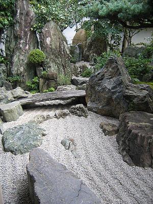 A meditation rock serves as‌ a focal ⁣point when reflecting in your Zen Garden