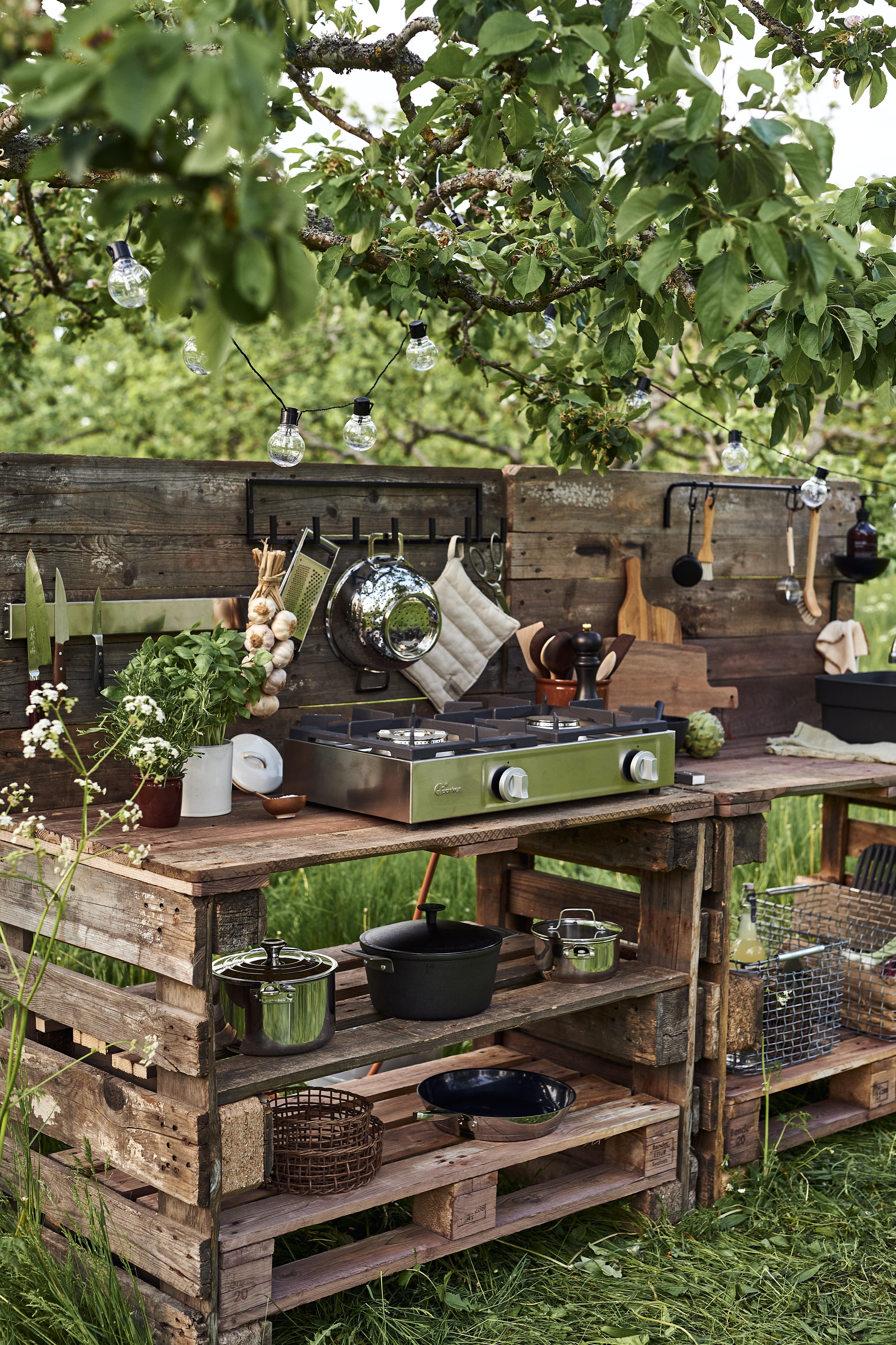 Explore rustic finishes for⁤ a⁢ warm and inviting pallet garden⁣ atmosphere