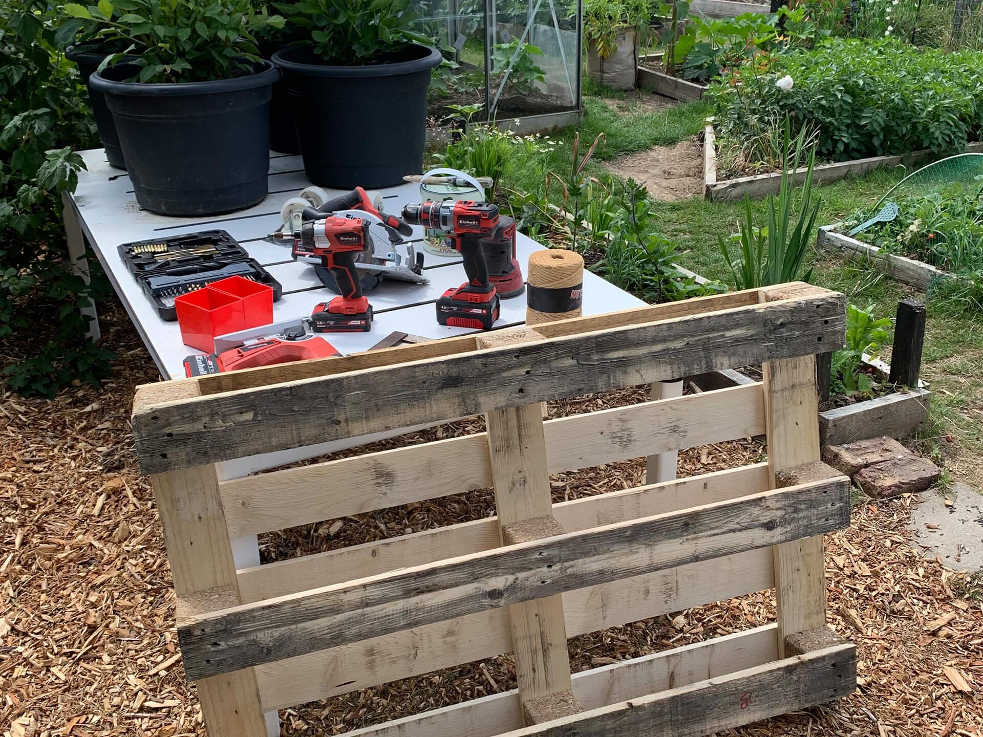 Build a pallet garden with wheels for ‌a mobile planting experience